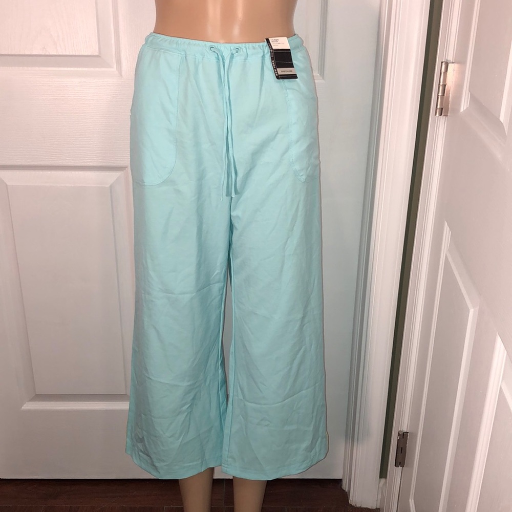 NY&CO Blue Crop Pants. NWT. M